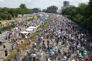 festa per autostrada delle biciclette