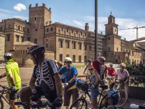 il gruppo in piazza a carpi