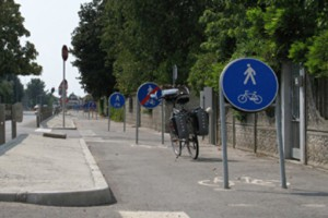 ciclabile ad ostacoli