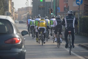 gruppo di ciclisti per strada