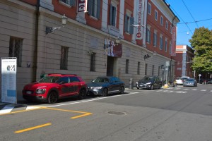 i 3 nuovi posti auto davanti alla biblioteca delfini